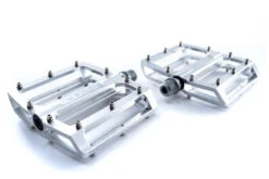 Cube Pédales Plates-formes All Mountain 13 Cube Pédales Plates-formes All Mountain -Cube Cube All Mountain Plattformpedale silver brushed 14160 b